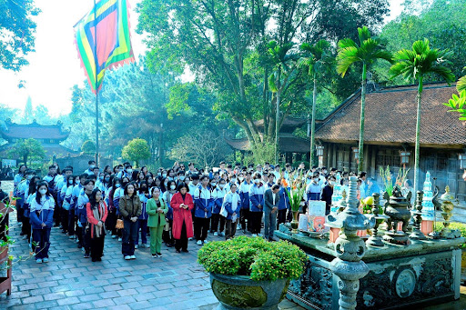 Lễ dâng hương của đội tuyển học sinh giỏi quốc gia trường THPT Chuyên Nguyễn Trãi năm học 2023-2024